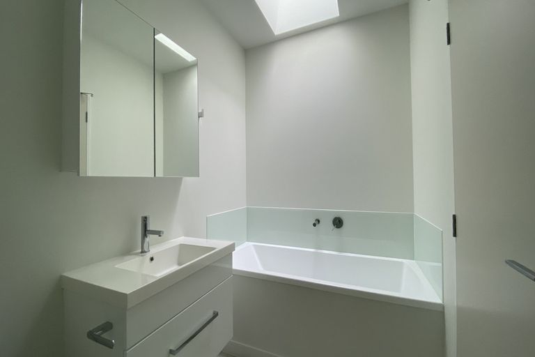 Photo of property in 5/2 Moor Avenue, Te Atatu Peninsula, Auckland, 0610