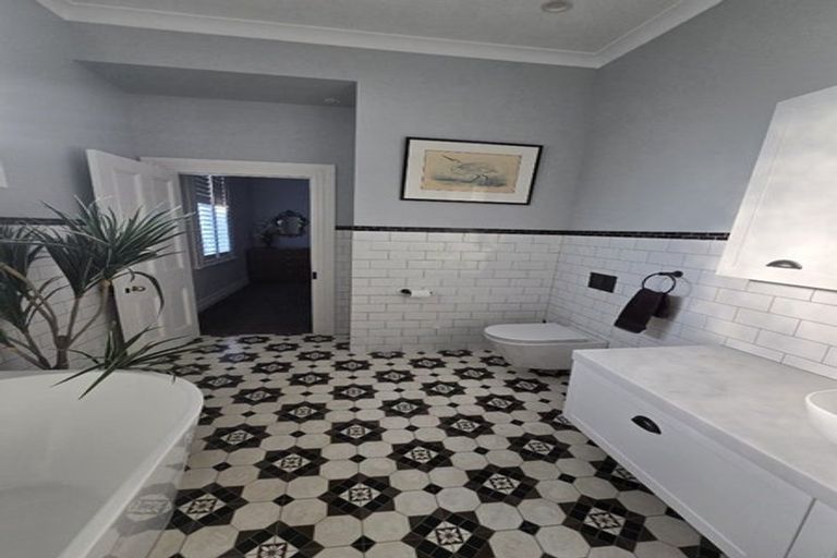 Photo of property in 4 Seaview Terrace, Bluff Hill, Napier, 4110