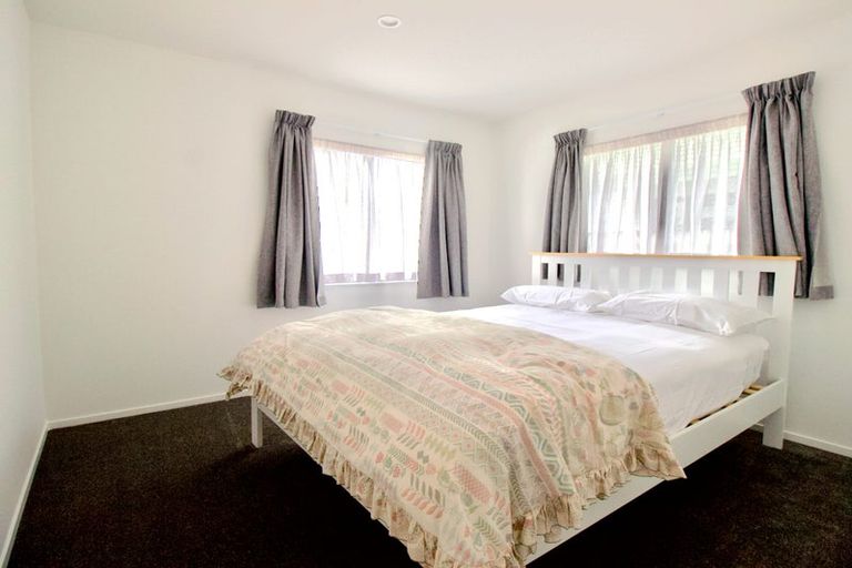 Photo of property in 2/708 Swanson Road, Swanson, Auckland, 0612