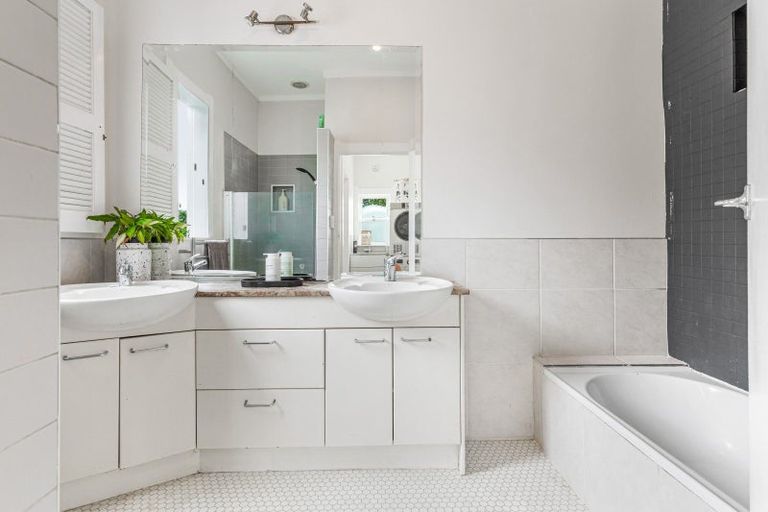 Photo of property in 41 Hanlon Crescent, Narrow Neck, Auckland, 0624