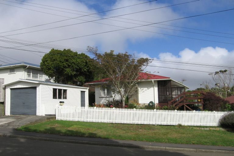 Photo of property in 1 Lynda Avenue, Paparangi, Wellington, 6037