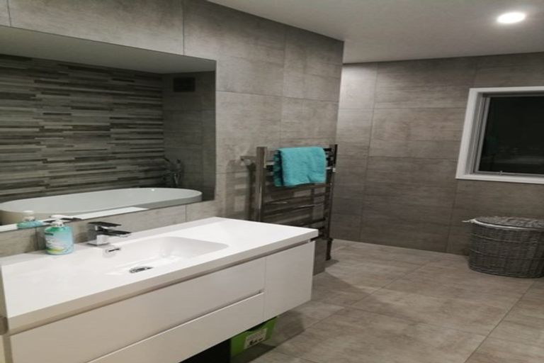 Photo of property in 2/598 Beach Road, Rothesay Bay, Auckland, 0630