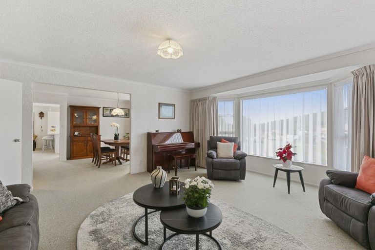 Photo of property in 87 Victory Crescent, Tawa, Wellington, 5028