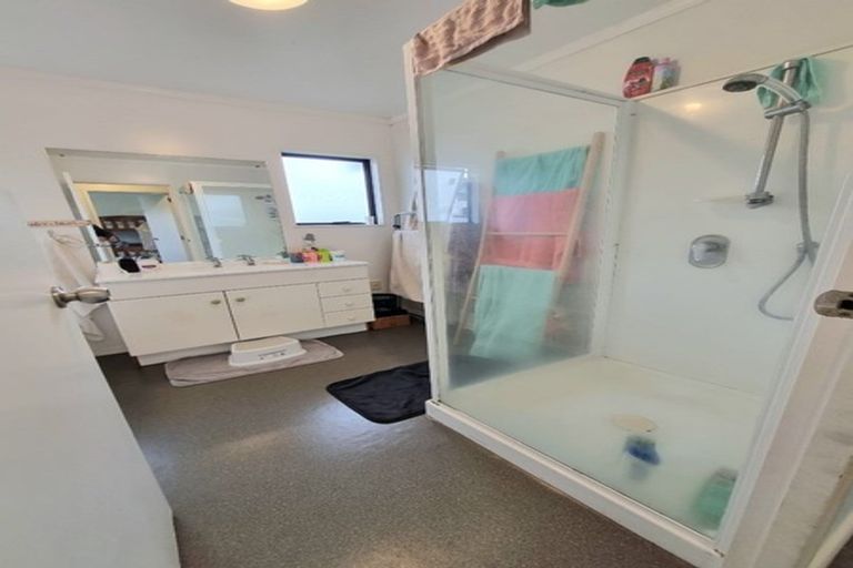 Photo of property in 3/21 Te Atatu Road, Te Atatu South, Auckland, 0610