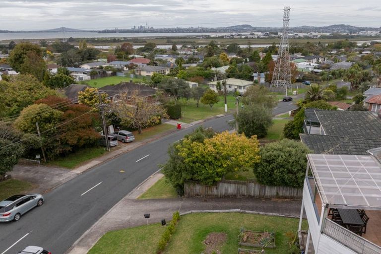 Photo of property in 1 Wakeling Avenue, Te Atatu South, Auckland, 0610