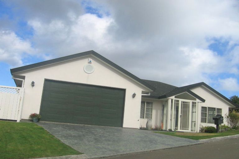 Photo of property in 9 Opurere Grove, Tirohanga, Lower Hutt, 5010