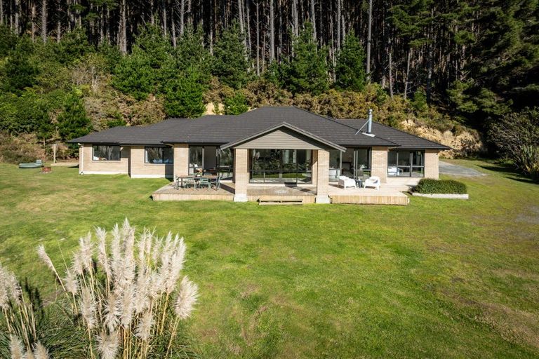 Photo of property in 150 Makara Road, Makara, Karori, 6972