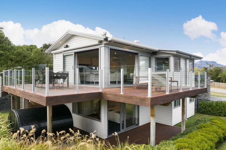 Photo of property in 23 Cedar Drive, Kelvin Heights, Queenstown, 9300