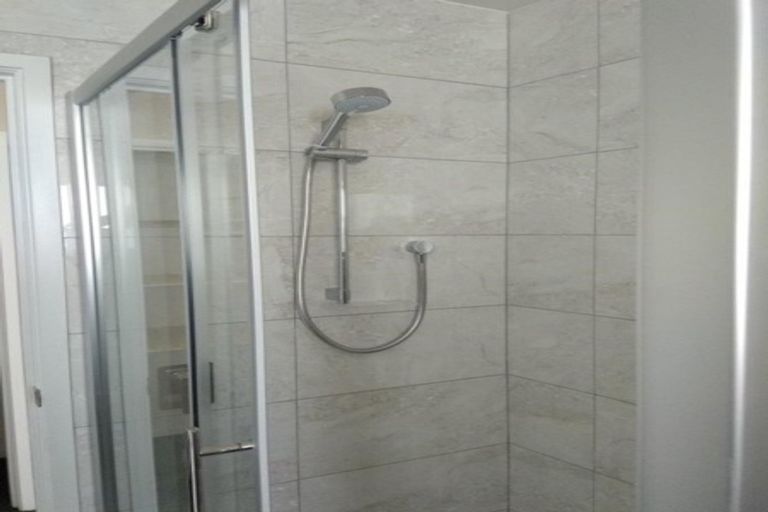 Photo of property in 2/21a Ludlow Terrace, Totara Vale, Auckland, 0627