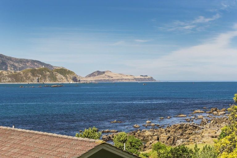 Photo of property in 111a Breaker Bay Road, Breaker Bay, Wellington, 6022