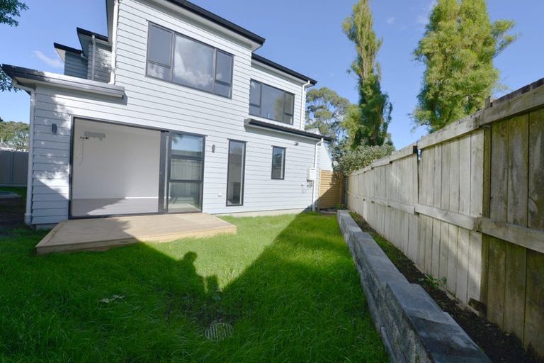 Photo of property in 43d Fitzherbert Avenue, West Harbour, Auckland, 0618