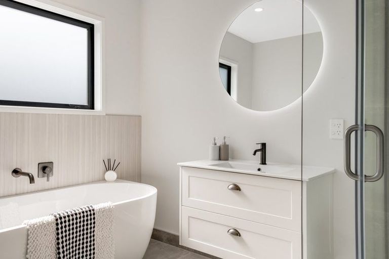 Photo of property in 4d Forlong Rise, Helensville, 0800