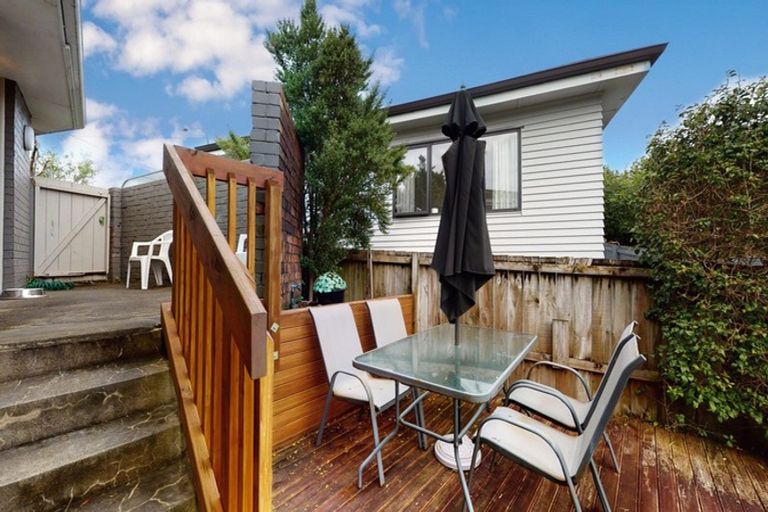 Photo of property in 1/818 East Coast Road, Oteha, Auckland, 0630