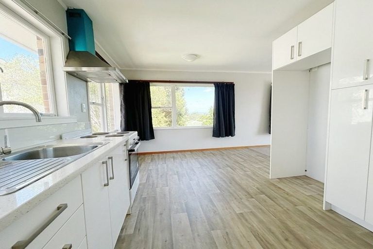 Photo of property in 2/90 Te Atatu Road, Te Atatu South, Auckland, 0610