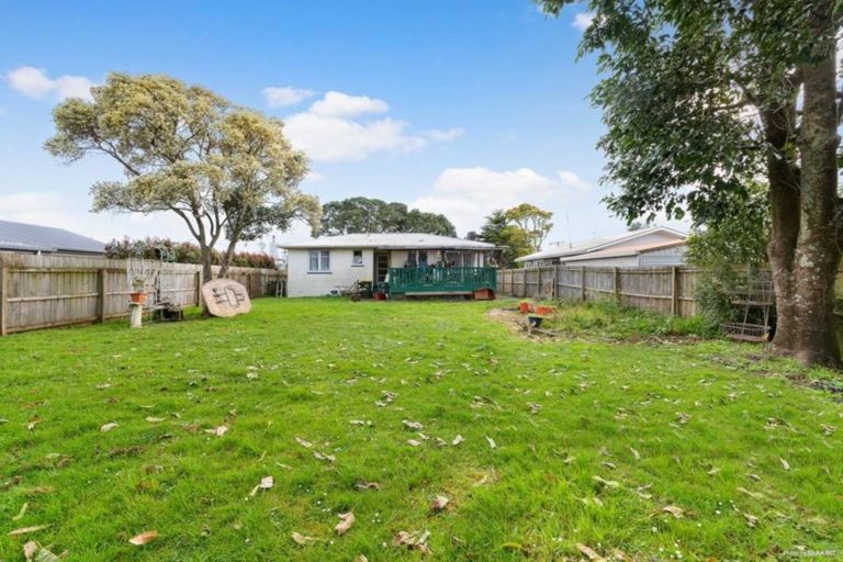 Photo of property in 15 Albert Road, Kelston, Auckland, 0602