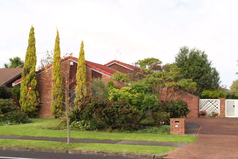 Photo of property in 8 Golfland Drive, Golflands, Auckland, 2013