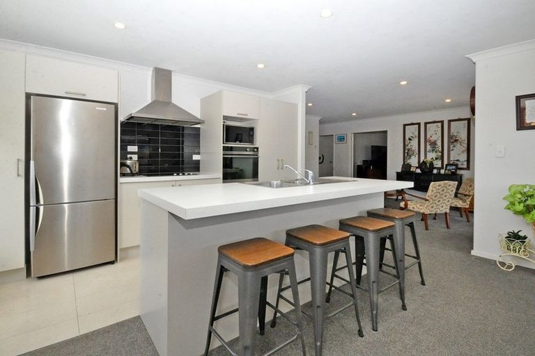 Photo of property in 17 Dumas Place, Rosehill, Papakura, 2113