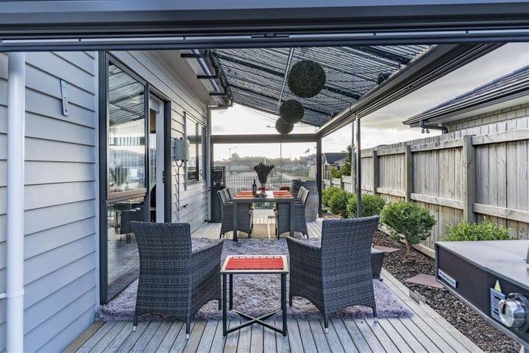 Photo of property in 15 Van Rixel Drive, Kumeu, 0810