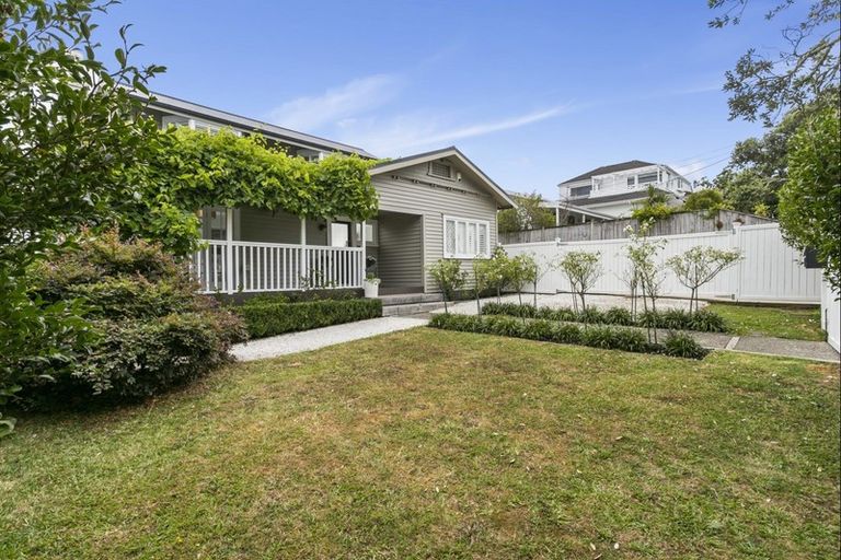Photo of property in 35 Seaview Avenue, Northcote, Auckland, 0627