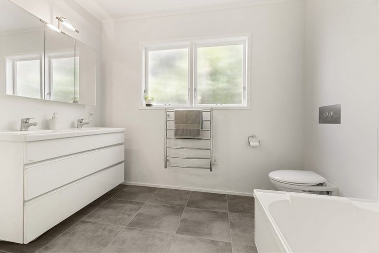 Photo of property in 58 Homewood Crescent, Karori, Wellington, 6012