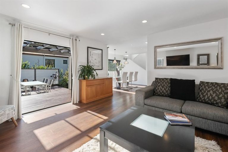 Photo of property in 45b Onewa Road, Northcote, Auckland, 0627