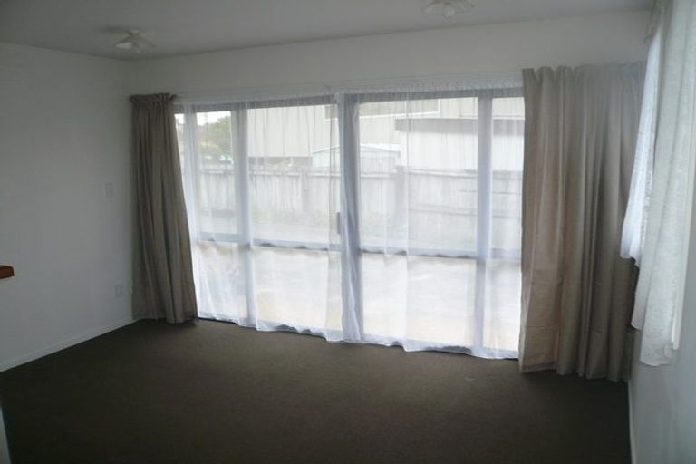 Photo of property in 13 Rosewarne Crescent, Glendene, Auckland, 0602