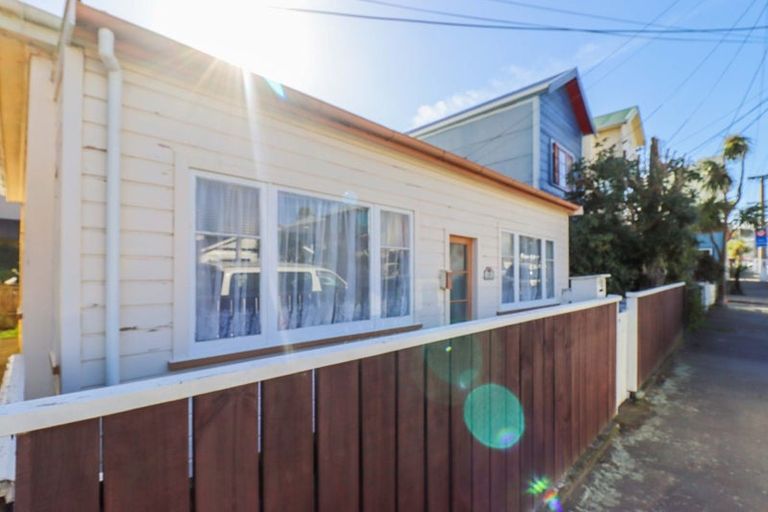 Photo of property in 28 Luxford Street, Berhampore, Wellington, 6023
