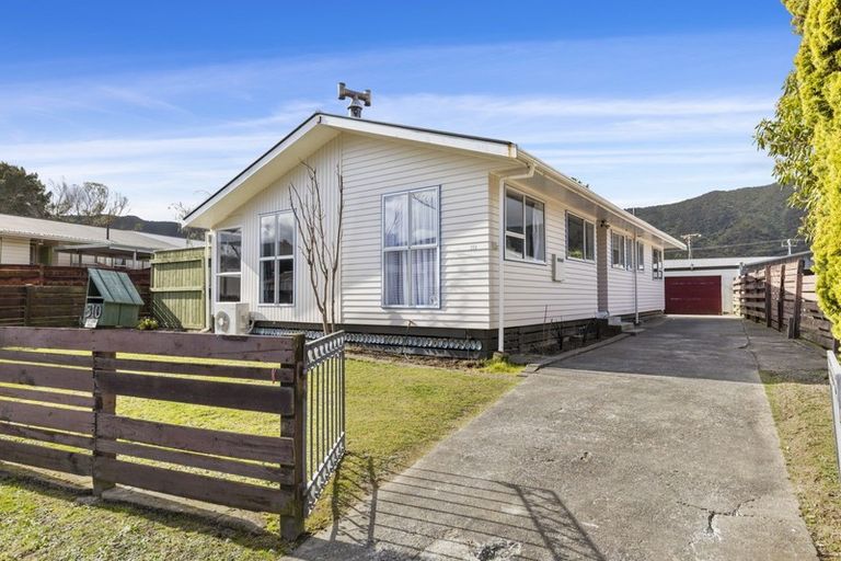 Photo of property in 310 Wellington Road, Wainuiomata, Lower Hutt, 5014
