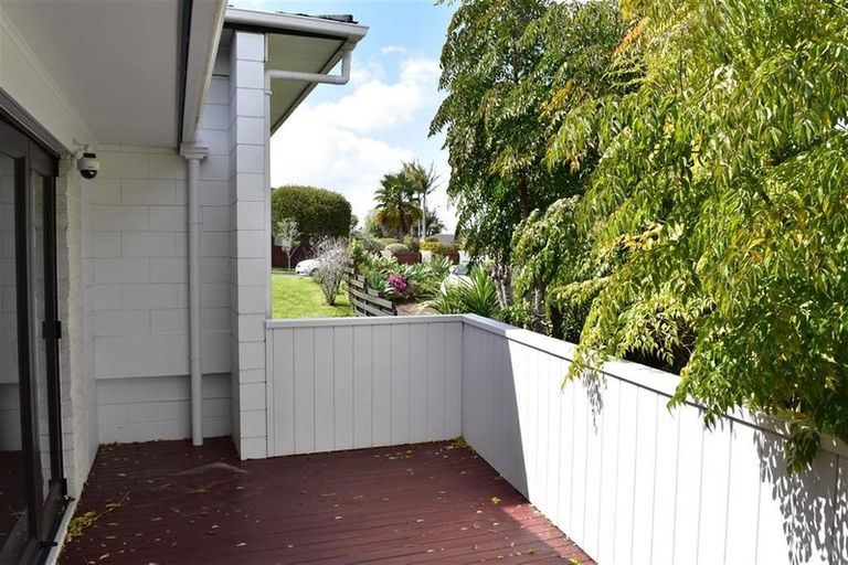 Photo of property in 2/27 Knightsbridge Drive, Forrest Hill, Auckland, 0620