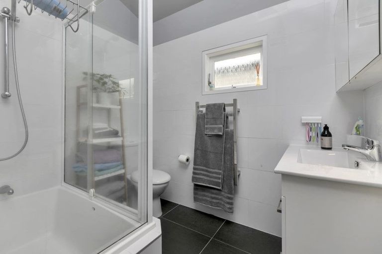 Photo of property in 2/622 East Coast Road, Pinehill, Auckland, 0630