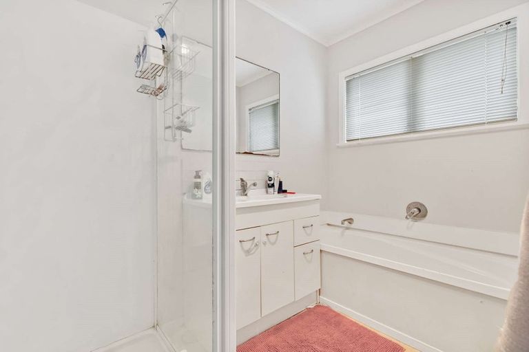 Photo of property in 128 Edgewater Drive, Pakuranga, Auckland, 2010