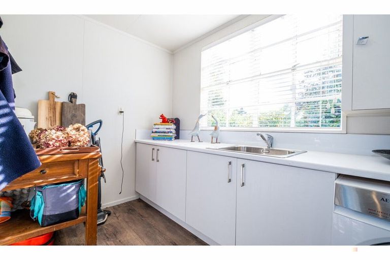 Photo of property in 72 Timaru Road, Waimate, 7924