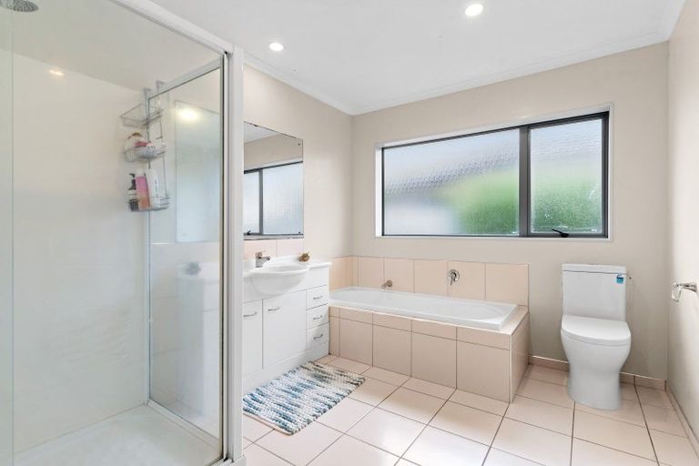 Photo of property in 2 Brosna Place, East Tamaki, Auckland, 2016