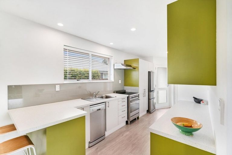 Photo of property in 34 Oakley Crescent, Hornby, Christchurch, 8042