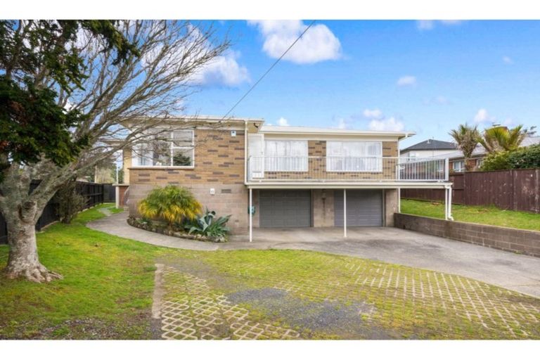 Photo of property in 39 Royal View Road, Te Atatu South, Auckland, 0610