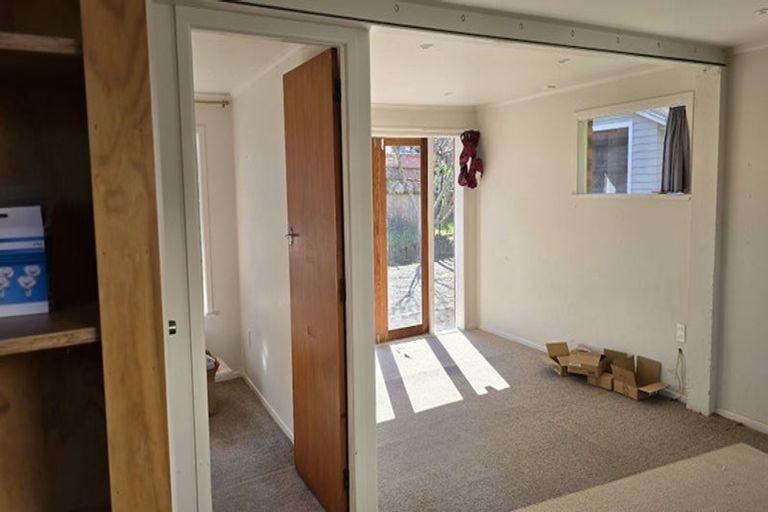 Photo of property in 27 Graham Avenue, Te Atatu Peninsula, Auckland, 0610