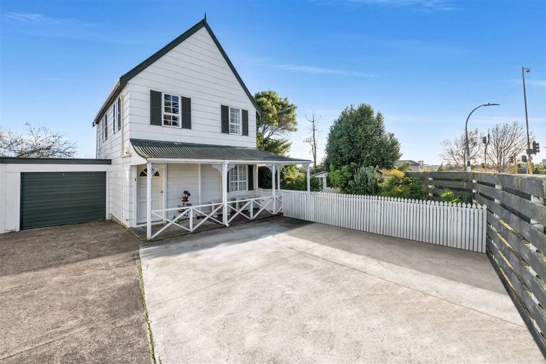 Photo of property in 1 Cascades Road, Pakuranga Heights, Auckland, 2010