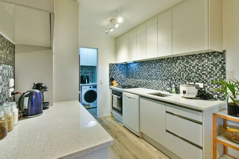 Photo of property in 2/18 Etherton Drive, Weymouth, Auckland, 2103