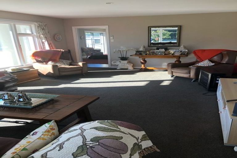 Photo of property in 19 Middlepark Road, Sockburn, Christchurch, 8042