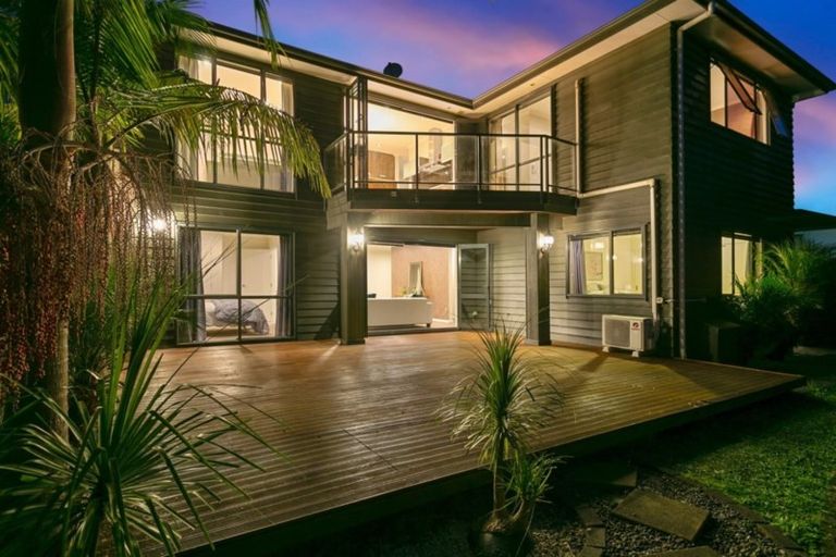 Photo of property in 19 Springvale Drive, Fairview Heights, Auckland, 0632