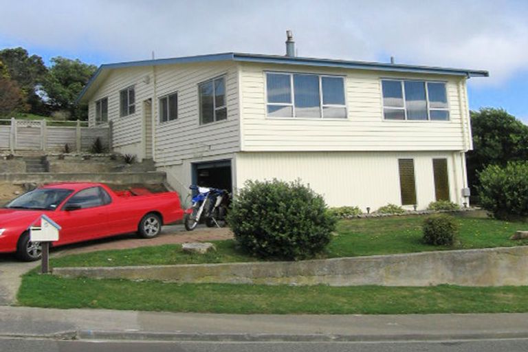 Photo of property in 5 Colchester Crescent, Newlands, Wellington, 6037