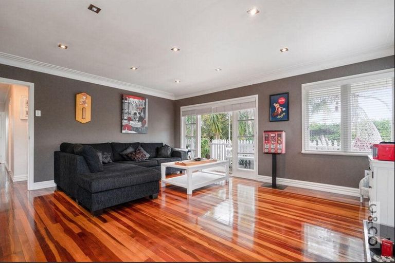 Photo of property in 94 Colwill Road, Massey, Auckland, 0614