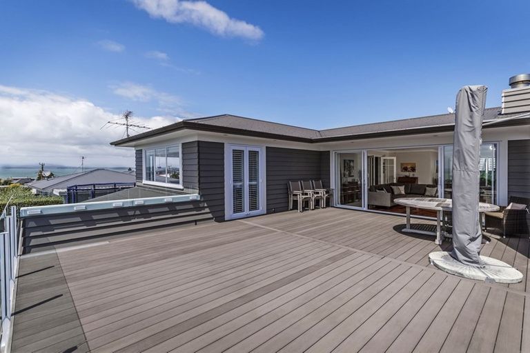 Photo of property in 8 Eastcliffe Road, Castor Bay, Auckland, 0620