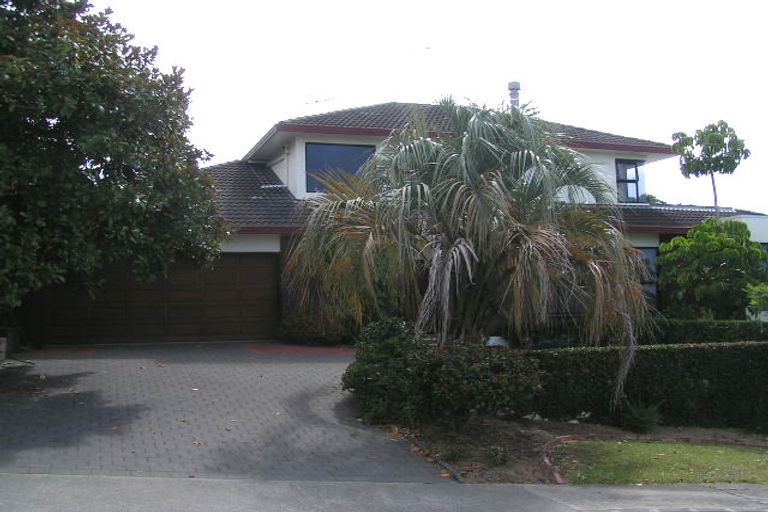 Photo of property in 4 La Roche Place, Northcote, Auckland, 0627
