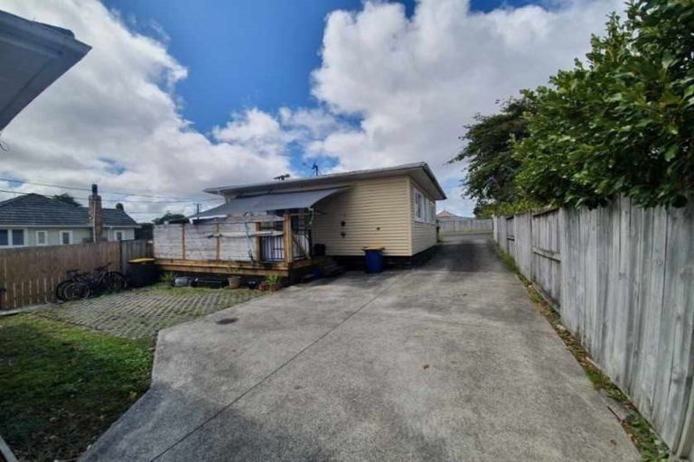 Photo of property in 115 Woodglen Road, Glen Eden, Auckland, 0602