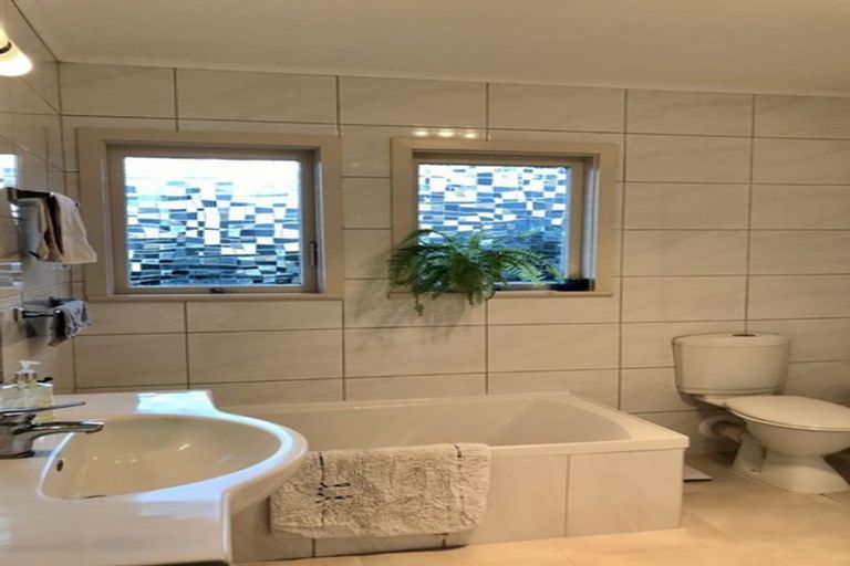 Photo of property in 9 Chelsea View Drive, Chatswood, Auckland, 0626