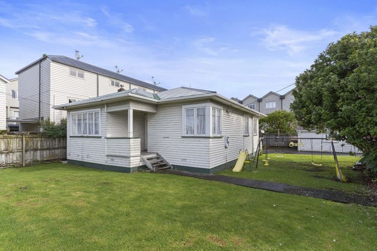 Photo of property in 2 Keeling Road, Henderson, Auckland, 0612