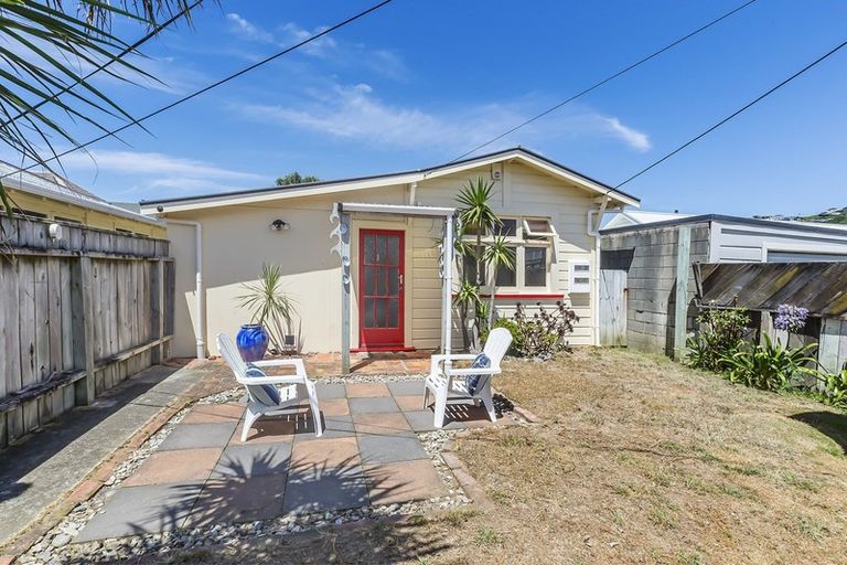 Photo of property in 137 Apu Crescent, Lyall Bay, Wellington, 6022
