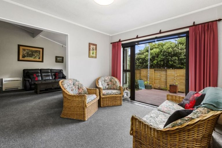 Photo of property in 5 Deveron Place, Tawa, Wellington, 5028