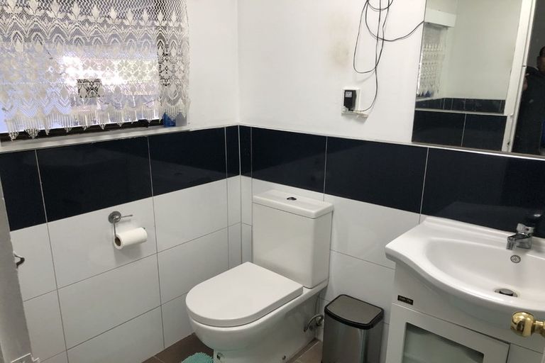 Photo of property in 8 Hatherley Place, Clendon Park, Auckland, 2103